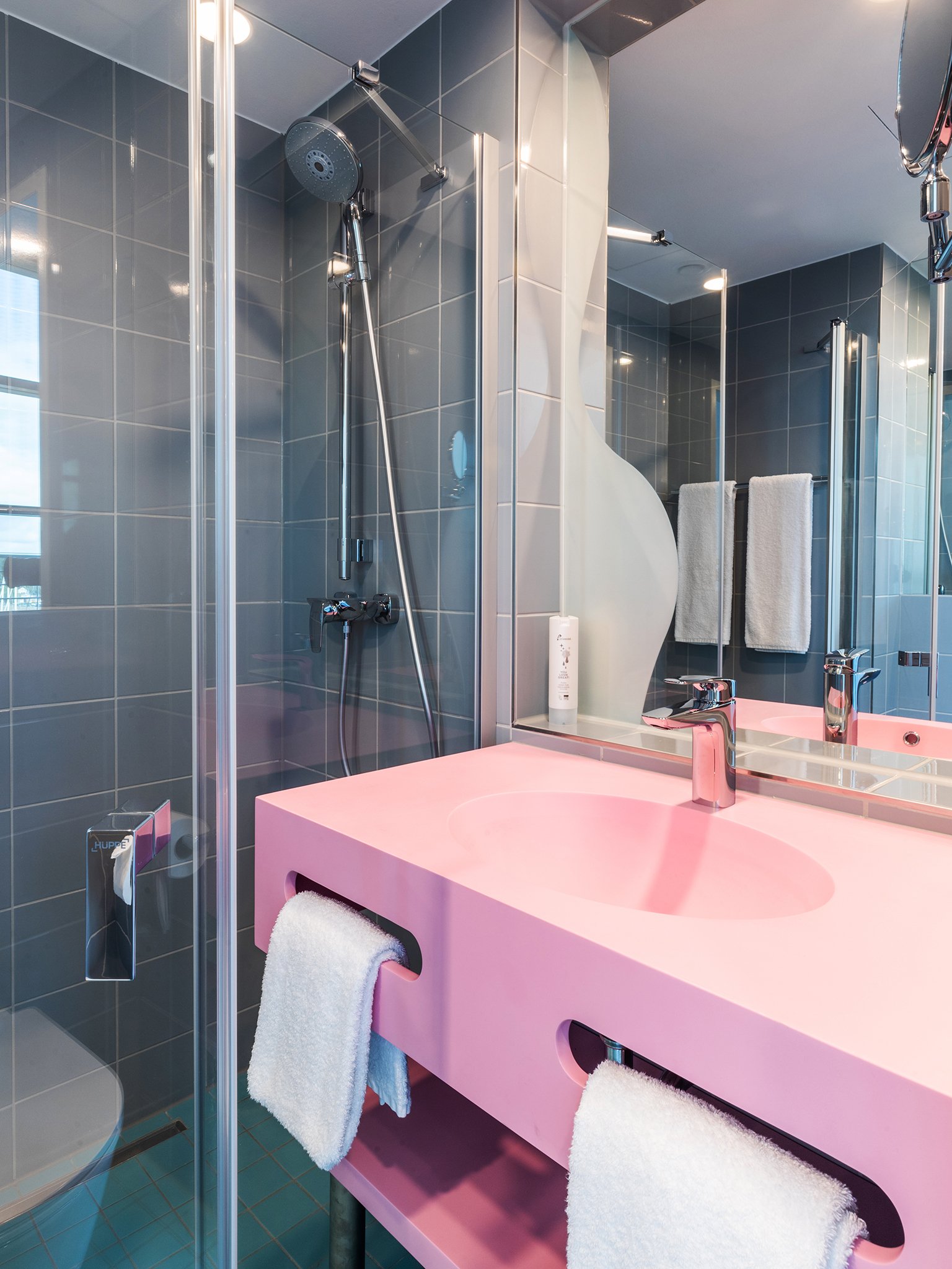 Badezimmer mit Duschkabine und einem rosa Waschbecken